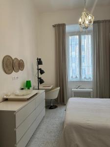 een slaapkamer met een bed, een bureau en een raam bij La casetta di Roby in Rome