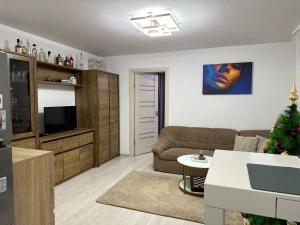 un soggiorno con divano e TV di Apartament de închiriat a Câmpulung Moldovenesc