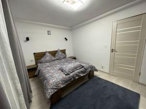una camera con letto, armadio e porta di Apartament de închiriat a Câmpulung Moldovenesc