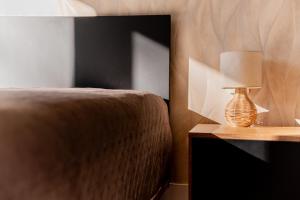 sypialnia z łóżkiem i lampką na szafce nocnej w obiekcie Aqua Vista apartament Shellter w Rogowie