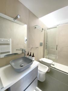 y baño con lavabo, aseo y ducha. en Sol House, en Pisa