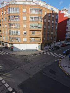 une rue vide devant un bâtiment en briques dans l'établissement Pisito de Ainho, à León
