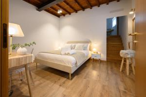 um quarto com uma cama e piso em madeira em ILLASI DREAM ROOMS em Illasi