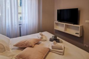 een slaapkamer met een bed en een flatscreen-tv bij Il porto di Santa - a un passo da Portofino in Santa Margherita Ligure
