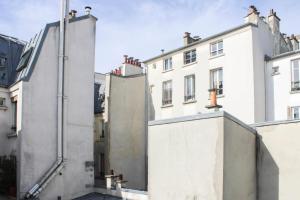 - une vue depuis le toit d'un bâtiment dans l'établissement Cosy studio in Paris, à Paris