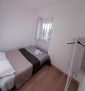 里斯本的住宿－Double room in the center of Lisbon，一间小卧室,配有床和窗户