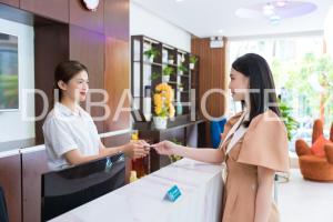 two women shaking hands in a barber shop at Queen Palace - Dubai Hotel Danang in Da Nang