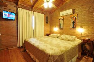 Säng eller sängar i ett rum på Cabañas Nueve Lunas