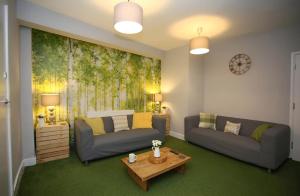a living room with a couch and a table at New Modern Room With En Suite Park Street Room 2 in Luton