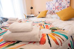 um quarto com uma cama com toalhas em Albada Huesca em Huesca