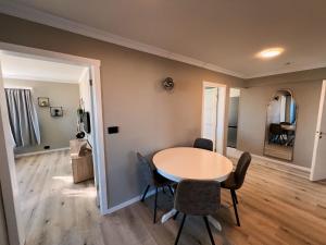 Un comedor con mesa y sillas en Garður Apartments, en Gardur