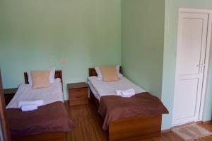 2 aparte bedden in een kamer met een deur bij Tirebi Farmhouse in Vardzia