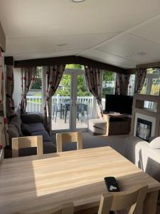 Φωτογραφία από το άλμπουμ του Hafan Y Mor 5 Lakeside , 3 Bedrrom Deluxe sleeps 8 σε Pwllheli +17 φωτογραφίες