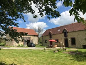 Champeaux-sur-SartheにあるLe Vallon du Percheの車が停まった建物