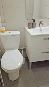 uma casa de banho com um WC branco e um lavatório. em PEACE em Marselha