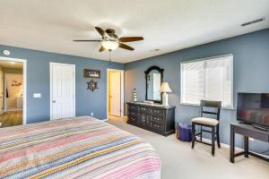 Postel nebo postele na pokoji v ubytování Large Balcony with View Lakefront Osage Beach Condo + 24 fotografií