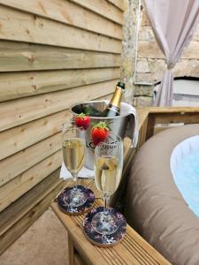 zwei Gläser Wein und eine Flasche Champagner auf dem Tisch in der Unterkunft La Petite Maison Romantique Giverny 5km in Bennecourt