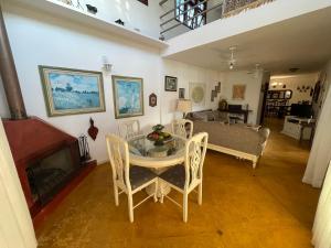 uma sala de estar com uma mesa e cadeiras e um sofá em Casa do Lago - Mar de Minas - Lago de Furnas em Carmo do Rio Claro