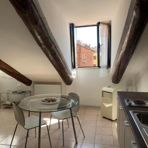 トリノにあるDuomoのキッチン(テーブル、椅子付)、窓