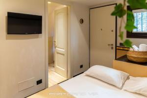 - une chambre avec un lit et une télévision à écran plat dans l'établissement King's House by PortofinoVip, à Portofino