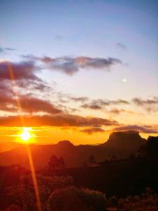 O pôr ou nascer do sol visto do chalé alpino ou dos arredores