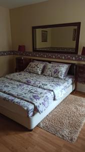 Schlafzimmer mit einem Bett und einem Wandspiegel in der Unterkunft Seaside in Warna