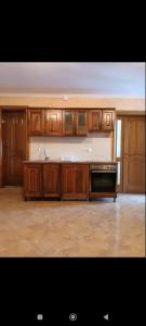una cocina con armarios de madera y fregadero en Villa M, en Dobra Voda