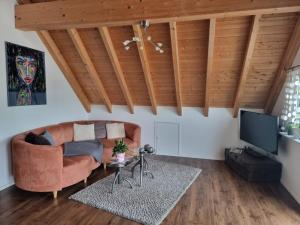 フラインスハイムにあるFerienwohnung im Haus Petryのソファとテレビのあるリビングルーム