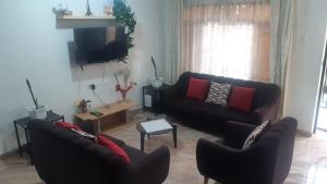 sala de estar con 2 sofás y TV en Casa para 4-5 personas, en Lima