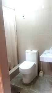 Baño blanco con aseo y lavamanos en Casa para 4-5 personas, en Lima
