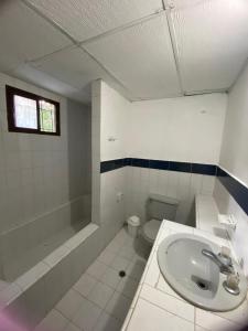 een badkamer met een wastafel, een bad en een toilet bij VEGAN ROOM in Barranquilla