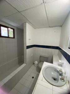 een badkamer met een wastafel, een bad en een toilet bij VEGAN ROOM in Barranquilla