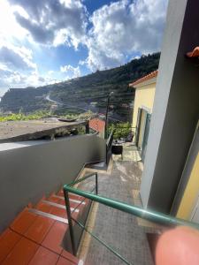 卡列塔的住宿－Dream Home，房屋的阳台享有风景。