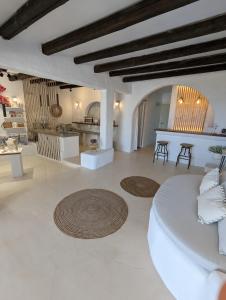Alopronia的住宿－Camares，客厅配有沙发和桌子