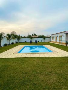 ein Schwimmbad in der Mitte eines Gartens in der Unterkunft Quinta das Laranjeiras in Marinhais