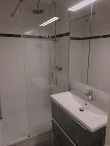 Kúpeľňa v ubytovaní Résidence Héliopolis Bâtiment Ab - Studio pour 2 Personnes 424 - Naturiste