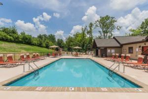 uma piscina num resort com cadeiras em NEW 3 BR Apt ADA compliant Sleeps 8 em Pigeon Forge