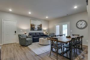 uma sala de estar com uma mesa e um sofá em NEW 3 BR Apt ADA compliant Sleeps 8 em Pigeon Forge