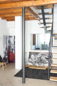 Verona Nest في فيرونا: غرفة معيشة مع سرير في غرفة مع درج