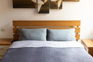 Verona Nest في فيرونا: غرفة نوم مع سرير مع اللوح الأمامي الخشبي