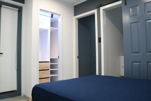 1 dormitorio con cama azul y armario en Terraza house, en Huánuco