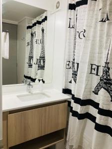 Łazienka z umywalką i zasłoną prysznicową z wieżą Eiffel w obiekcie Departamento Barrio Italia w mieście Santiago