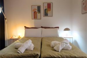 Un dormitorio con una cama con toallas. en Nafplio Nook, en Nauplia 16 fotos más