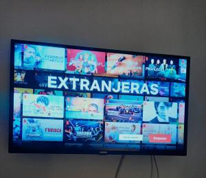 una pantalla de televisión con las palabras artistas en ella en Meridian Rooms, en Barcelona