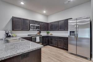 A kitchen or kitchenette at New Build 3 BR Apt Sleeps 6 - Close to Pkwy