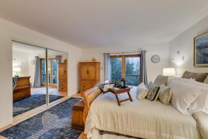 Postel nebo postele na pokoji v ubytování Ocean and Redwoods Views! Coastal NorCal Sanctuary