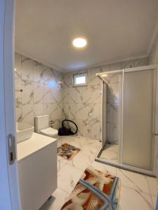 uma casa de banho a ser remodelada com um chuveiro e um WC em Mavi Boncuk em Muğla