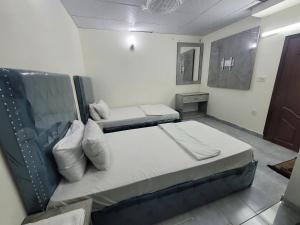 Ein Bett oder Betten in einem Zimmer der Unterkunft Hotel Capital one