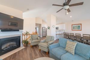 un salon avec un canapé et une cheminée dans l'établissement Carolina Sunshine, à Nags Head
