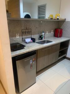 a kitchen with a sink and a dishwasher at Flat com Ótima infraestrutura in Rio de Janeiro